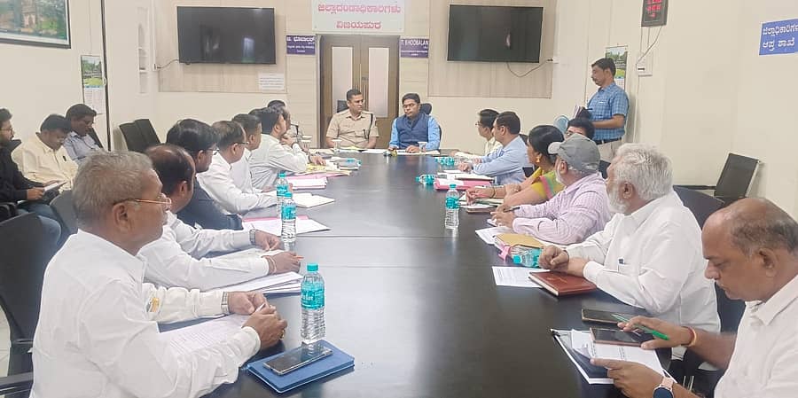 ವಿಜಯಪುರ ನಗರದ ಜಿಲ್ಲಾಧಿಕಾರಿ ಕಚೇರಿ ಸಭಾಂಗಣದಲ್ಲಿ ಗುರುವಾರ ಜಿಲ್ಲಾಧಿಕಾರಿ ಟಿ.ಭೂಬಾಲನ್‌ ಅವರು ಜಿಲ್ಲಾ ಮಟ್ಟದ ರಸ್ತೆ ಸುರಕ್ಷತಾ ಸಮಿತಿ ಸಭೆ ನಡೆಸಿದರು. ಜಿಲ್ಲಾ ಪೊಲೀಸ್ ವರಿಷ್ಠಾಧಿಕಾರಿ ಋಷಿಕೇಶ್ ಸೋನಾವಣೆ ಸೇರಿದಂತೆ ಅನೇಕ ಅಧಿಕಾರಿಗಳು ಇದ್ದಾರೆ.