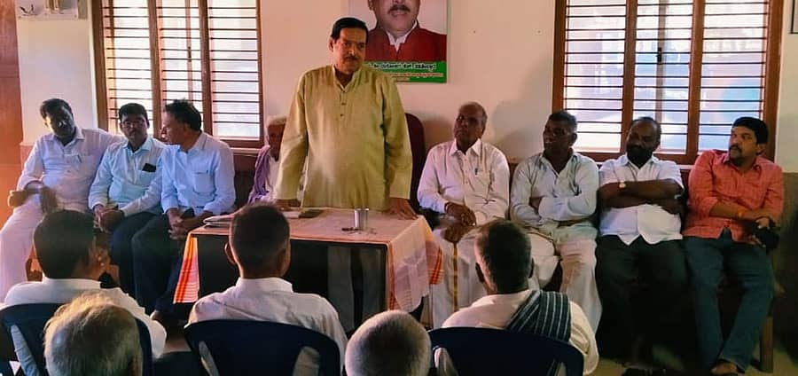 ಹಾನಗಲ್‌ನಲ್ಲಿರುವ ತಮ್ಮ ಗೃಹಕಚೇರಿಯಲ್ಲಿ ಈಚೆಗೆ ನಡೆದ ಬೆಂಬಲಿಗರ ಸಭೆಯಲ್ಲಿ ಮಾಜಿ ಸಚಿವ ಮನೋಹರ ತಹಸೀಲ್ದಾರ್‌ ಮಾತನಾಡಿದರು