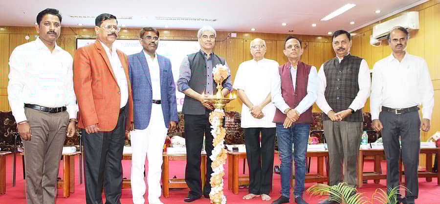 <div class="paragraphs"><p>ತುಮಕೂರು ವಿಶ್ವವಿದ್ಯಾಲಯದಲ್ಲಿ ಶುಕ್ರವಾರ ದಿ ಮಿಥಿಕ್ ಸೊಸೈಟಿ ಸಹಯೋಗದಲ್ಲಿ ‘ಭಾರತೀಯ ಜ್ಞಾನ ಪರಂಪರೆ’ ಕುರಿತ ಸಮ್ಮೇಳನ ಏರ್ಪಡಿಸಲಾಗಿತ್ತು. </p></div>