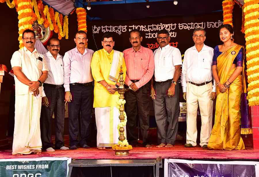 ‘ಯಕ್ಷೋತ್ಸವ’ದ ಉದ್ಘಾಟನಾ ಸಮಾರಂಭದಲ್ಲಿ ಪುಷ್ಪರಾಜ್, ನರೇಶ್ ಮಲ್ಲಿಗೆಮಾಡು, ತಾರಾನಾಥ, ಮಹೇಶ್ ಕಜೆ, ಭಾಸ್ಕರ ರೈ ಕುಕ್ಕುವಳ್ಳಿ, ಪುರುಷೋತ್ತಮ ಭಟ್, ದೇವರಾಜ್ ಕೆ ಮತ್ತಿತರರು ಪಾಲ್ಗೊಂಡಿದ್ದರು