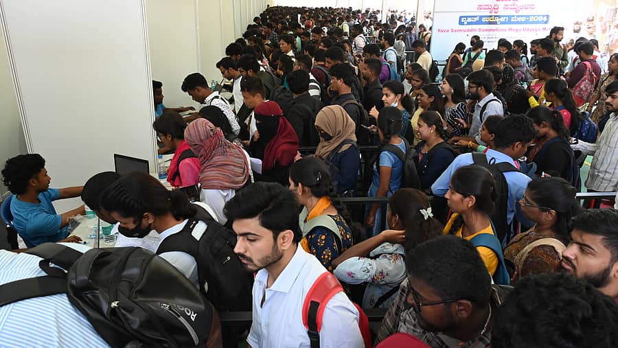 ಬೆಂಗಳೂರಿನ ಅರಮನೆ ಮೈದಾನದಲ್ಲಿ ಸೋಮವಾರ ನಡೆದ ಬೃಹತ್ ಉದ್ಯೋಗ ಮೇಳದಲ್ಲಿ ಉದ್ಯೋಗಾಕಾಂಕ್ಷಿಗಳ ದಂಡು. ಪ್ರಜಾವಾಣಿ ಚಿತ್ರ/ಕಿಶೋರ್ ಕುಮಾರ್ ಬೋಳಾರ್