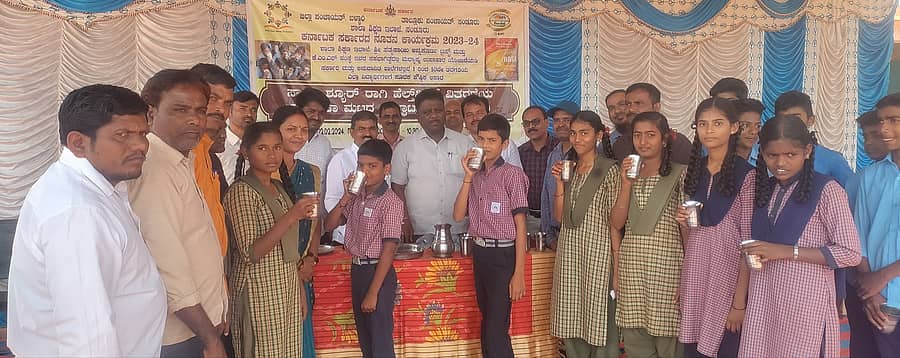 ಸಂಡೂರು ತಾಲ್ಲೂಕಿನ ಕೃಷ್ಣಾನಗರ ಗ್ರಾಮದ ಸರ್ಕಾರಿ ಪ್ರೌಢಶಾಲೆ ಮಕ್ಕಳಿಗೆ ಕ್ಷೇತ್ರ ಶಿಕ್ಷಣಾಧಿಕಾರಿ ಡಾ.ಐ.ಆರ್ ಅಕ್ಕಿ ಹಾಗೂ ಶಾಸಕರ ಆಪ್ತ ಕಾರ್ಯದರ್ಶಿ ಎಸ್.ವಿ ಹಿರೇಮಠ ರಾಗಿ ಮಾಲ್ಟ್ ನೀಡುವ ಮೂಲಕ ಚಾಲನೆ ನೀಡಿದರು