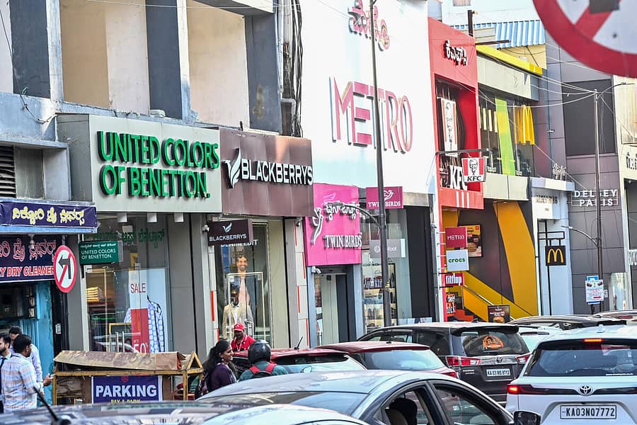 <div class="paragraphs"><p>ನಗರದ ಬ್ರಿಗೇಡ್ ರಸ್ತೆಯ ಮಳಿಗೆಗಳಲ್ಲಿ ಆಂಗ್ಲ ನಾಮಫಲಕಗಳು ರಾರಾಜಿಸುತ್ತಿವೆ</p></div>