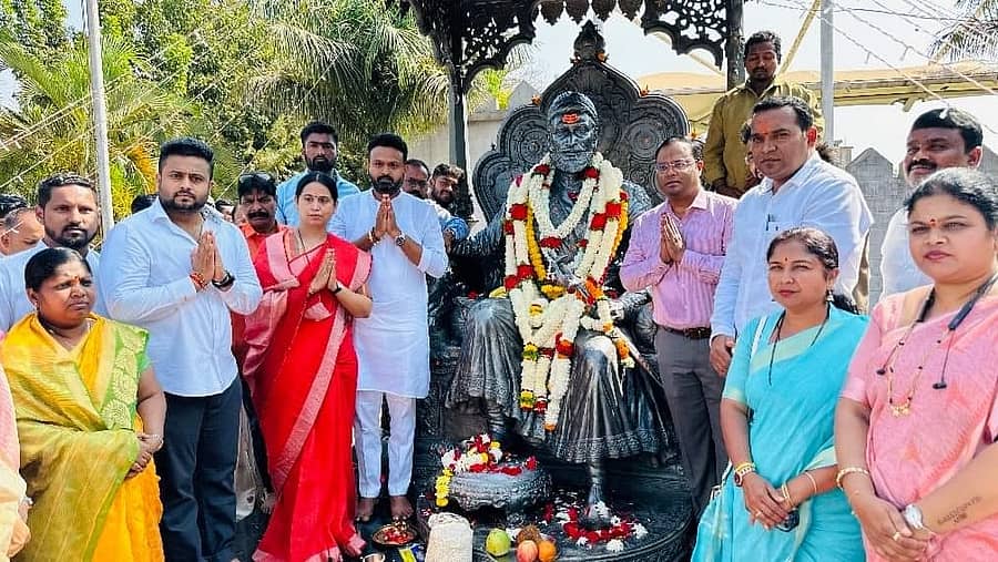 ಬೆಳಗಾವಿಯ ಛತ್ರಪತಿ ಶಿವಾಜಿ ಉದ್ಯಾನದಲ್ಲಿ ಸೋಮವಾರ ಜಿಲ್ಲಾಡಳಿತ ಹಮ್ಮಿಕೊಂಡಿದ್ದ ಕಾರ್ಯಕ್ರಮದಲ್ಲಿ ಸಚಿವೆ ಲಕ್ಷ್ಮಿ ಹೆಬ್ಬಾಳಕರ ಅವರು ಶಿವಾಜಿ ಮಹಾರಾಜರ ಪ್ರತಿಮೆಗೆ ಪೂಜೆ ಸಲ್ಲಿಸಿದರು