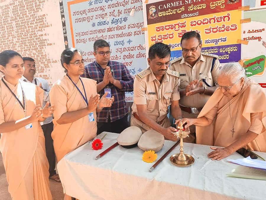 ಬೀದರ್‌ನ ಜಿಲ್ಲಾ ಕಾರಾಗೃಹದಲ್ಲಿ ನಡೆದ ಕೈದಿಗಳ ವೃತ್ತಿಪರ ತರಬೇತಿ ಕಾರ್ಯಾಗಾರಕ್ಕೆ ಸಿಸ್ಟರ್ ಕ್ರಿಸ್ಟಿನಾ ಚಾಲನೆ ನೀಡಿದರು