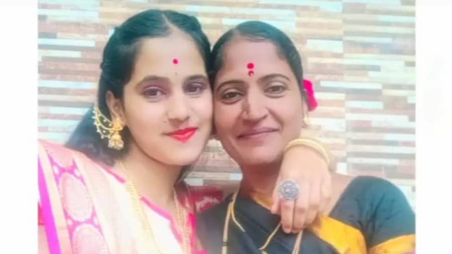 <div class="paragraphs"><p> ಮಗಳು ಮತ್ತು ತಾಯಿ</p></div>