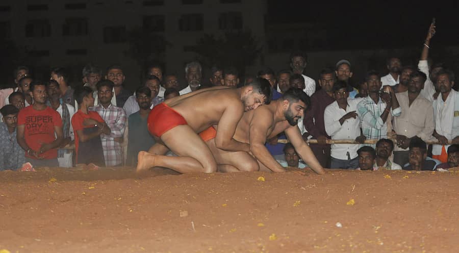 ಹಗರಿಬೊಮ್ಮನಹಳ್ಳಿಯಲ್ಲಿ ನಡೆದ ಕುಸ್ತಿ ಪಂದ್ಯಾವಳಿಯಲ್ಲಿ ಹರಿಯಾಣದ ವಿಕ್ಕಿ ಚಹರ್ ದೆಹಲಿಯ ಮೊನು ಪರಸ್ಪರ ಸೆಣೆಸಾಟ ನಡೆಸಿದರು