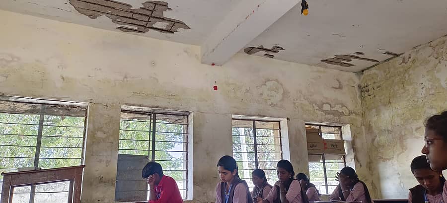 ಪುರವರ ಗ್ರಾಮದ ಸರ್ಕಾರಿ ಪಿಯು ಕಾಲೇಜಿನ ಕಟ್ಟಡದ ಮೇಲ್ಛಾವಣಿ ಕುಸಿಯುವ ಹಂತದಲ್ಲಿರುವುದು
ಹಾಳಾಗಿರುವುದರಲ್ಲೇ ಪಾಠ ಕೇಳುತ್ತಿರುವ ದೃಶ್ಯ.