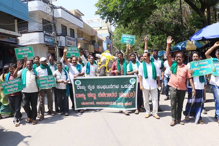 ಕೇಂದ್ರ ಸರ್ಕಾರ ದೆಹಲಿಯಲ್ಲಿ ಪೊಲೀಸರನ್ನು ಬಳಸಿಕೊಂಡು ರೈತರ ಹೋರಾಟವನ್ನು ಹತ್ತಿಕ್ಕುತ್ತಿ್ದೆ ಎಂದು ಆರೋಪಿಸಿ ರೈತ ಸಂಘಟನೆಗಳ ಒಕ್ಕೂಟ ಮತ್ತು ರಾಜ್ಯ ಕಬ್ಬು ಬೆಳೆಗಾರರ ಸಂಘದ ಪದಾಧಿಕಾರಿಗಳು ಚಾಮರಾಜನಗರದಲ್ಲಿ ಶುಕ್ರವಾರ ಕೇಂದ್ರ ಸರ್ಕಾರದ ಅಣಕು ಶವಯಾತ್ರೆ ನಡೆಸಿದರು