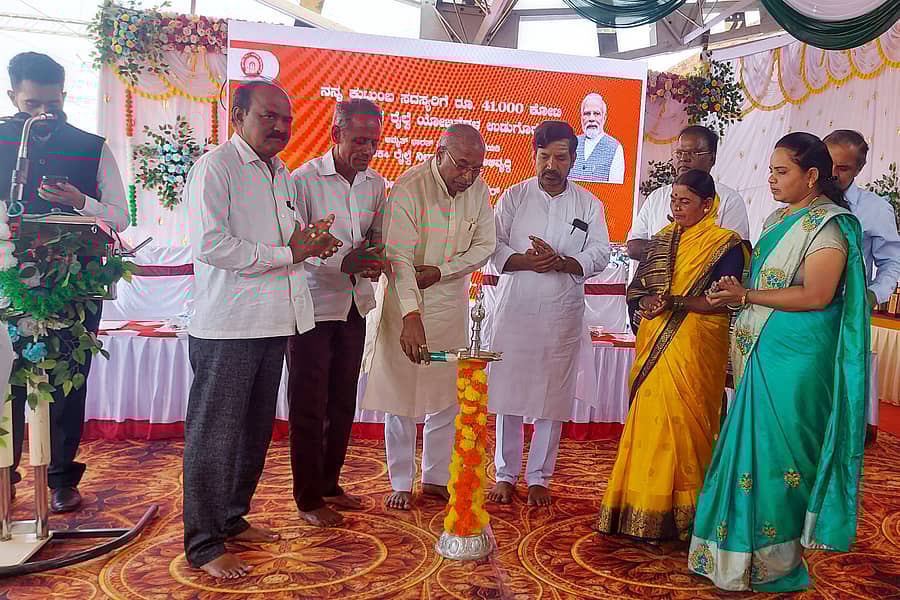 ಬಾದಾಮಿ ರೈಲು ನಿಲ್ದಾಣದ ಉನ್ನತೀಕರಣ ನೂತನ ರೈಲು ನಿಲ್ದಾಣ ಮತ್ತು ಮೇಲ್ಸೇತುವೆ ಕಾಮಗಾರಿ ಶಂಕುಸ್ಥಾಪನೆ ಸಮಾರಂಭಕ್ಕೆ ವಿಧಾನ ಪರಿಷತ್ ಸದಸ್ಯ ಪಿ.ಎಚ್. ಪೂಜಾರ ಚಾಲನೆ ನೀಡಿದರು