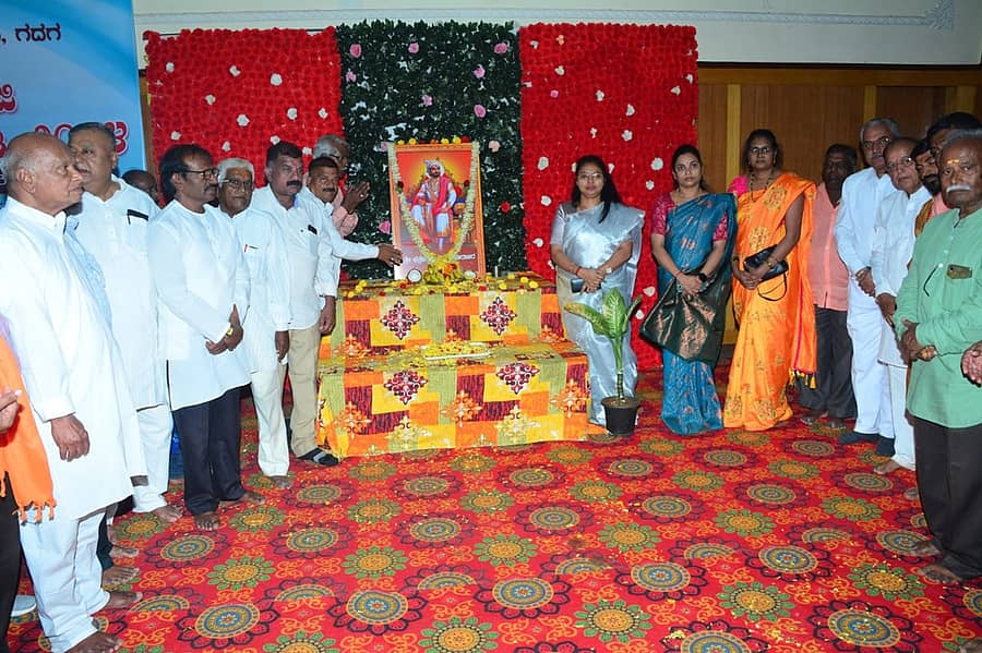 ಗದಗ ಜಿಲ್ಲಾಡಳಿತ ಭವನದಲ್ಲಿ ಸೋಮವಾರ ನಡೆದ ಛತ್ರಪತಿ ಶಿವಾಜಿ ಮಹಾರಾಜರ ಜಯಂತ್ಯುತ್ಸವವನ್ನು ಜಿಲ್ಲಾಧಿಕಾರಿ ವೈಶಾಲಿ ಎಂ.ಎಲ್. ಉದ್ಘಾಟಿಸಿದರು