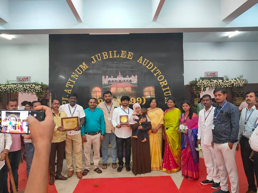 ಮೈಸೂರಿನಲ್ಲಿ ನಡೆದ ರಾಷ್ಟ್ರೀಯ ಆರೋಗ್ಯ ಅಭಿಯಾನ ಮತ್ತು ಕುಟುಂಬ ಕಲ್ಯಾಣ ಇಲಾಖೆ ಕಾಯಕಲ್ಪ ರಾಜ್ಯ ಮಟ್ಟದ ಪ್ರಶಸ್ತಿಯನ್ನು ಆರೋಗ್ಯ ಸಚಿವ ದಿನೇಶ್ ಗುಂಡೂರಾವ್ ಹೊನಗೇರಾ ಆರೋಗ್ಯ ಕೇಂದ್ರಕ್ಕೆ ವಿತರಿಸಿದರು