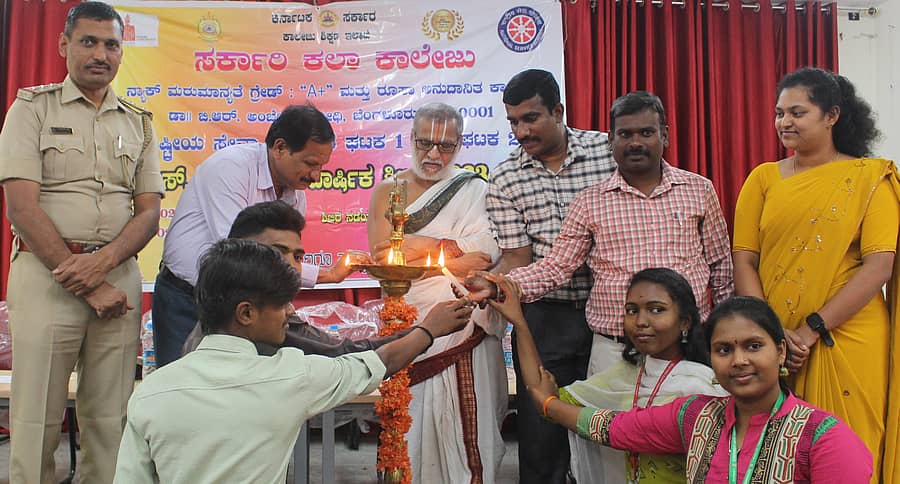 ಮಾಗಡಿ ಪಟ್ಟಣದ ಸರ್ಕಾರಿ ಪ್ರಥಮ ದರ್ಜೆ ಕಾಲೇಜಿನ ಆವರಣದಲ್ಲಿ ನಡೆದ ಎನ್ಎಸ್ಎಸ್ ವಿಶೇಷ ವಾರ್ಷಿಕ ಶಿಬಿರವನ್ನು ಗಣ್ಯರು ದೀಪ ಬೆಳಗಿಸುವ ಮೂಲಕ ಉದ್ಘಾಟಿಸಿದರು