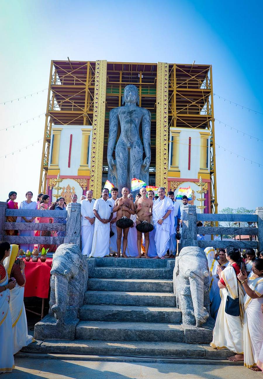 ಯುಗಳ ಮುನಿಗಳು ಭಗವಾನ್ ಬಾಹುಬಲಿಸ್ವಾಮಿ ಮೂರ್ತಿಯ ದರ್ಶನ ಪಡೆದರು