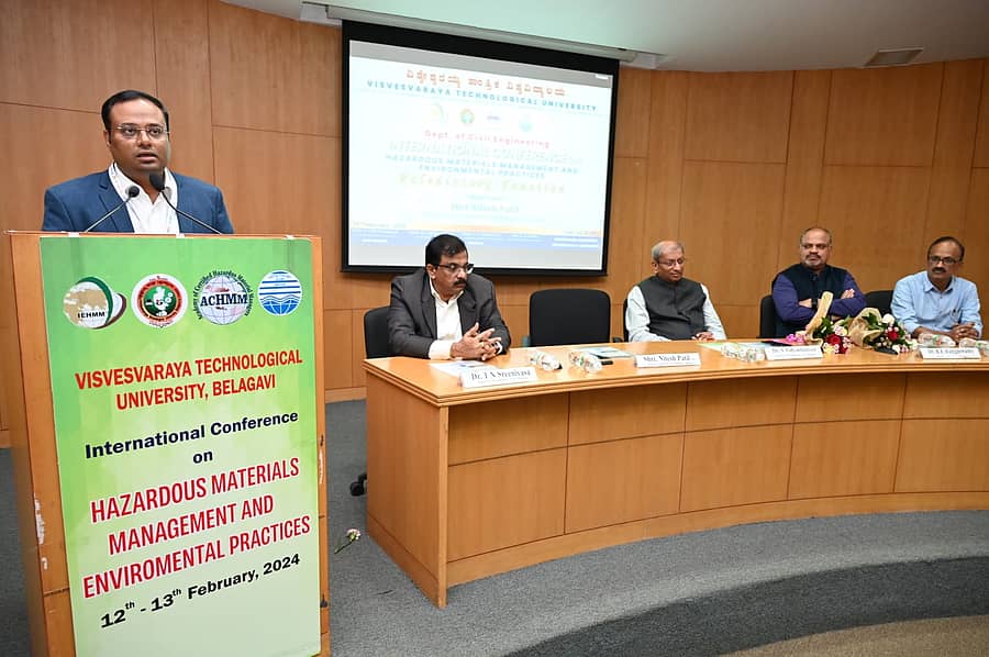 ಬೆಳಗಾವಿಯ ವಿಶ್ವೇಶ್ವರಯ್ಯ ತಾಂತ್ರಿಕ ವಿಶ್ವವಿದ್ಯಾಲಯದಲ್ಲಿ ಮಂಗಳವಾರ ಹಮ್ಮಿಕೊಂಡಿದ್ದ ‘ಅಪಾಯಕಾರಿ ತ್ಯಾಜ್ಯ ನಿರ್ವಹಣೆ ಮತ್ತು ಪರಿಸರ ಸಮತೋಲನ’ ಕುರಿತ ಅಂತರರಾಷ್ಟ್ರೀಯ ಸಮ್ಮೇಳನದ ಸಮಾರೋಪ ಸಮಾರಂಭದಲ್ಲಿ ಜಿಲ್ಲಾಧಿಕಾರಿ ನಿತೇಶ್ ಪಾಟೀಲ ಮಾತನಾಡಿದರು. ಪ್ರೊ.ಎಸ್.ವಿದ್ಯಾಶಂಕರ ಇತರರು ಪಾಲ್ಗೊಂಡಿದ್ದರು