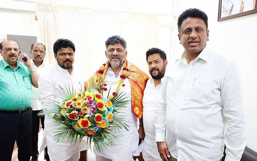 ಬೆಂಗಳೂರಿನಲ್ಲಿ ಈಚೆಗೆ ನಡೆದ ಸಚಿವ ಸಂಪುಟದಲ್ಲಿ ಚಿಕ್ಕಮಂಚಾಲಿ ಬ್ರಿಡ್ಜ್ ಕಂ ಬ್ಯಾರೇಜ್ ನಿರ್ಮಾಣಕ್ಕೆ ₹158 ಕೋಟಿ ಅನುಮೋದನೆ ನೀಡಿದ ಹಿನ್ನೆಲೆಯಲ್ಲಿ ಶಾಸಕ ಬಸನಗೌಡ ದದ್ದಲ್ ಅವರು ಉಪಮುಖ್ಯಮಂತ್ರಿ ಡಿ.ಕೆ. ಶಿವಕುಮಾರ ಅವರನ್ನು ಸನ್ಮಾನಿಸಿದರು