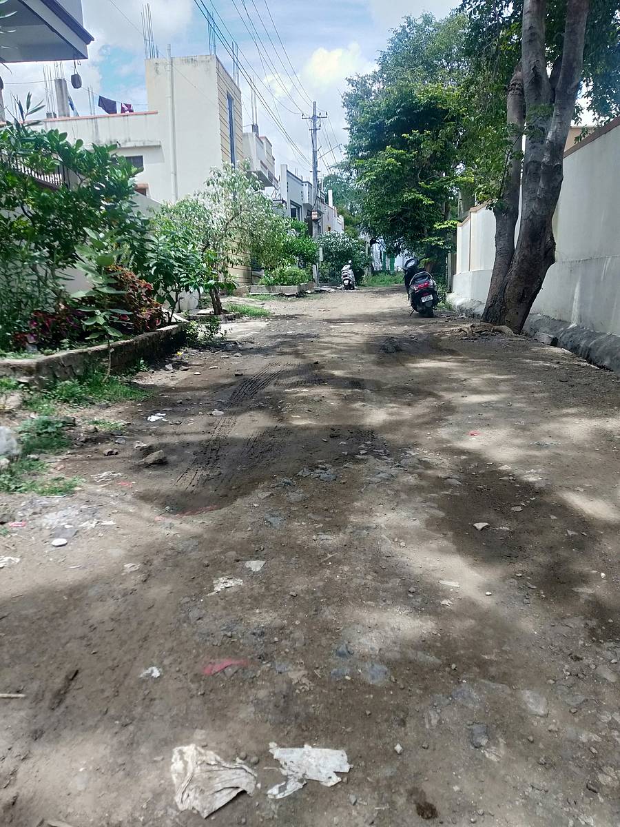 ಕಲಬುರಗಿ ಮಹಾನಗರ ಪಾಲಿಕೆ ವ್ಯಾಪ್ತಿಯ 23ನೇ ವಾರ್ಡ್ನ ಕೆಎಚ್ಬಿ ಕಾಲೊನಿಯಲ್ಲಿ ಮಣ್ಣಿನ ಅಡ್ಡ ರಸ್ತೆಯೊಂದರ ನೋಟ