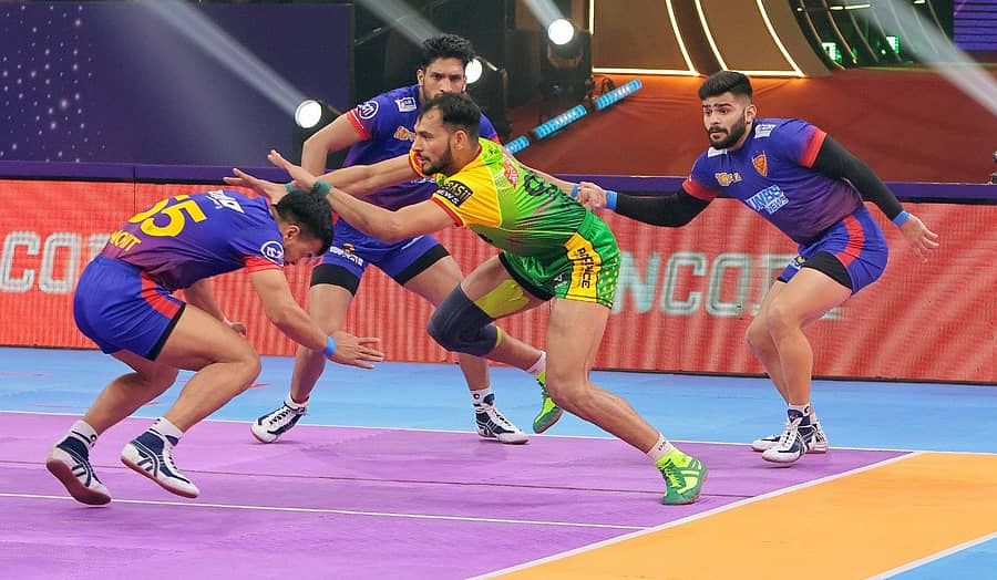 ದಬಂಗ್ ಡೆಲ್ಲಿ ಡಿಫೆಂಡರ್ಗಳಿಂದ ತಪ್ಪಿಸಿಕೊಳ್ಳುವ ಯತ್ನದಲ್ಲಿ ಪಟ್ನಾ ಪೈರೇಟ್ಸ್ ನಾಯಕ ಸಚಿನ್