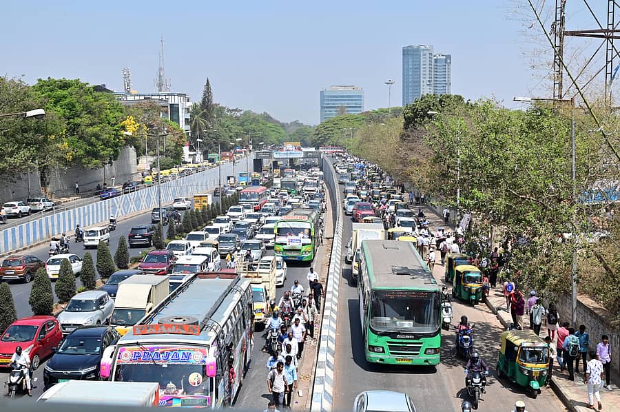 ಬಳ್ಳಾರಿ ರಸ್ತೆಯಲ್ಲಿ ಮಂಗಳವಾರ ವಿಪರೀತ ದಟ್ಟಣೆ ಉಂಟಾಗಿ ಸಾಲುಗಟ್ಟಿ ನಿಂತಿದ್ದ ವಾಹನಗಳು – ಪ್ರಜಾವಾಣಿ ಚಿತ್ರ