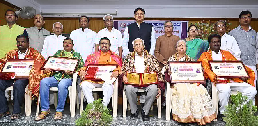 ಕಲಬುರಗಿಯ ವೀರಮ್ಮ ಗಂಗಸಿರಿ ಮಹಿಳಾ ಕಾಲೇಜಿನಲ್ಲಿ ಕನ್ನಡ ನಾಡು ಲೇಖಕರ ಮತ್ತು ಓದುಗರ ಸಹಕಾರ ಸಂಘದ ವತಿಯಿಂದ ನಡೆದ ಕಾರ್ಯಕ್ರಮದಲ್ಲಿ ಸಾಹಿತಿಗಳಿಗೆ ಪ್ರಶಸ್ತಿ ಪ್ರದಾನ ಮಾಡಲಾಯಿತು. ಕೆಕೆಆರ್ಡಿಬಿ ಅಧ್ಯಕ್ಷ ಡಾ.ಅಜಯ್ ಸಿಂಗ್, ವಿಧಾನ ಪರಿಷತ್ ಸದಸ್ಯ ತಿಪ್ಪಣ್ಣಪ್ಪ ಕಮಕನೂರ, ಪ್ರಾಂಶುಪಾಲ ರಾಜೇಂದ್ರ ಕೊಂಡಾ, ಅಪ್ಪಾರಾವ ಅಕ್ಕೋಣೆ ಉಪಸ್ಥಿತರಿದ್ದರು