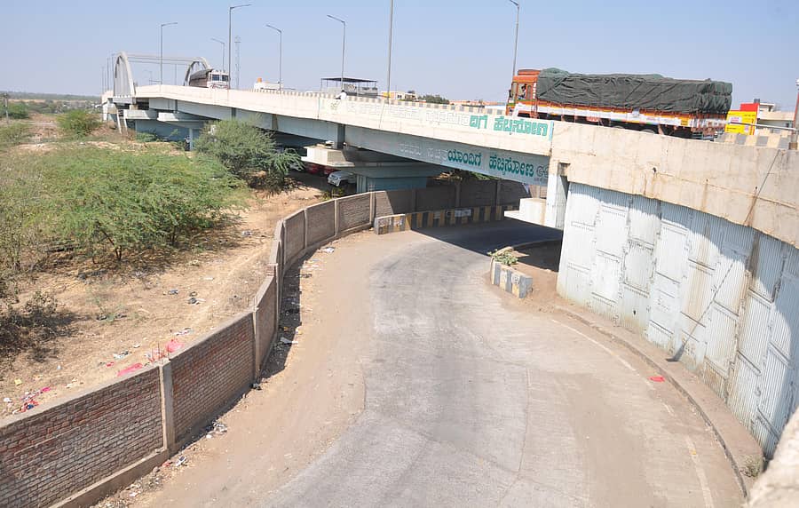 ವಿಜಯಪುರ ನಗರದ ಹುಬ್ಬಳ್ಳಿ ರಸ್ತೆಯಲ್ಲಿರುವ ವಜ್ರ ಹನುಮಾನ್‌ ರೈಲ್ವೆ ಮೇಲ್ಸೇತುವೆ –ಪ್ರಜಾವಾಣಿ ಚಿತ್ರ: ಸಂಜೀವ ಅಕ್ಕಿ