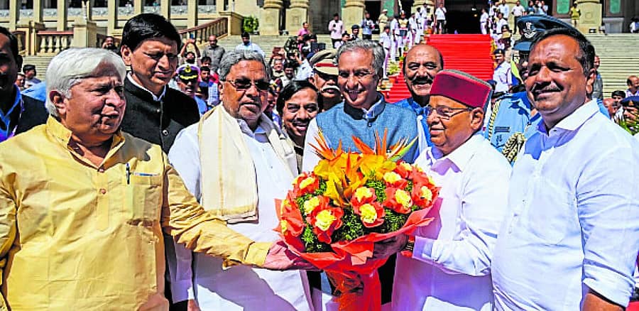 <div class="paragraphs"><p>ರಾಜ್ಯಪಾಲ ಥಾವರಚಂದ್ ಗೆಹಲೋತ್ ಅವರನ್ನು ಸಭಾಪತಿ ಬಸವರಾಜ ಹೊರಟ್ಟಿ, ಸಭಾಧ್ಯಕ್ಷ ಯು.ಟಿ. ಖಾದರ್ ಸ್ವಾಗತಿಸಿದರು. ಕಾನೂನು ಸಚಿವ ಎಚ್.ಕೆ.ಪಾಟೀಲ, ಮುಖ್ಯಕಾರ್ಯದರ್ಶಿ ರಜನೀಶ್ ಗೋಯಲ್, ಮುಖ್ಯಮಂತ್ರಿ ಸಿದ್ದರಾಮಯ್ಯ, ಮುಖ್ಯಸಚೇತಕ ಅಶೋಕ ಪಟ್ಟಣ ಹಾಜರಿದ್ದರು</p></div>