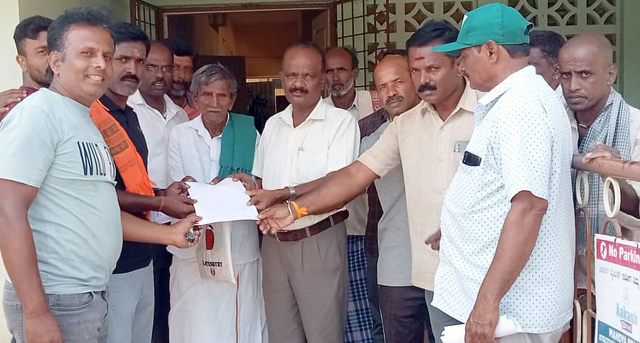 ಶ್ರೀರಂಗಪಟ್ಟಣ ಕೃಷಿ ಇಲಾಖೆಯಿಂದ ರೈತರಿಗೆ ರಿಯಾಯಿತಿ ದರದಲ್ಲಿ ವಿತರಿಸುತ್ತಿರುವ ಕಳೆ ಕತ್ತರಿಸುವ ಮತ್ತು ಇತರ ಯಂತ್ರಗಳಿಗೆ ಮಾರುಕಟ್ಟೆ ದರಕ್ಕಿಂತ ದುಪ್ಪಟ್ಟು ಬೆಲೆ ನಿಗದಿ ಮಾಡಿದ್ದು, ಈ ಬಗ್ಗೆ ತನಿಖೆ ನಡೆಸಬೇಕು ಎಂದು ಆಗ್ರಹಿಸಿ ವಿವಿಧ ಗ್ರಾಮಗಳ ರೈತರು ಶುಕ್ರವಾರ ಪಟ್ಟಣದ ಕೃಷಿ ಇಲಾಖೆ ಕಚೇರಿ ಎದುರು ಪ್ರತಿಭಟನೆ ನಡೆಸಿ ಕೃಷಿ ಅಧಿಕಾರಿಗೆ ಮನವಿ ಸಲ್ಲಿಸಿದರು