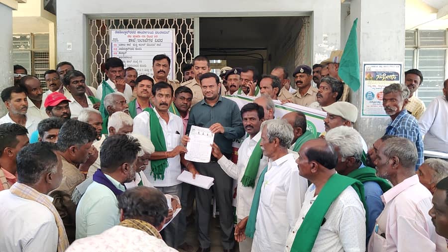 ಚಿಂತಾಮಣಿಯಲ್ಲಿ ಮಂಗಳವಾರ ರೈತ ಸಂಘ ಹಾಗೂ ಹಸಿರುಸೇನೆ ವತಿಯಿಂದ ವಿವಿಧ ಬೇಡಿಕೆ ಈಡೇರಿಸಲು ಒತ್ತಾಯಿಸಿ ತಹಶೀಲ್ದಾರ್ ಮೂಲಕ ಜಿಲ್ಲಾಧಿಕಾರಿಗೆ ರೈತರು ಮನವಿ ಸಲ್ಲಿಸಿದರು