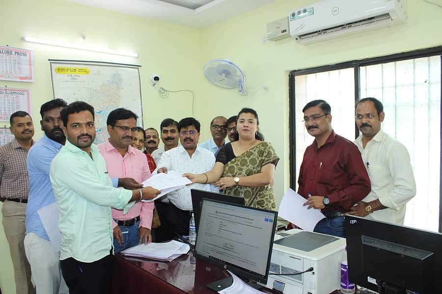 ಕಲಬುರಗಿ ನಗರದ ಕಲ್ಯಾಣ ಕರ್ನಾಟಕ ರಸ್ತೆ ಸಾರಿಗೆ ನಿಗಮದ ಕಚೇರಿಯಲ್ಲಿ ಸೋಮವಾರ ಕೌನ್ಸೆಲಿಂಗ್ ಮೂಲಕ ಸ್ಥಳ ಆಯ್ಕೆಮಾಡಿಕೊಂಡ ಚಾಲಕ ಹಾಗೂ ನಿರ್ವಾಹಕರಿಗೆ ಜಿಲ್ಲಾಧಿಕಾರಿ ಫೌಜಿಯಾ ತರನ್ನುಮ್ ನೇಮಕಾತಿ ಆದೇಶ ಪತ್ರ ವಿತರಿಸಿದರು