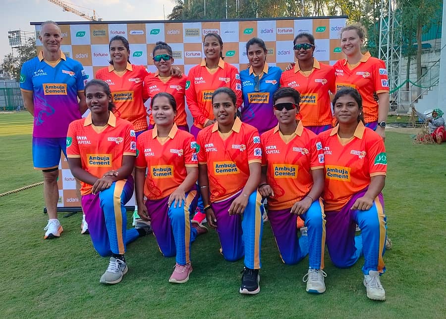 ಮಹಿಳಾ ಪ್ರೀಮಿಯರ್ ಲೀಗ್‌ನ ಗುಜರಾತ್‌ ಜೈಂಟ್ಸ್‌ ತಂಡದ ಜೆರ್ಸಿಯನ್ನು ಶುಕ್ರವಾರ ಬಿಡುಗಡೆ ಮಾಡಲಾಯಿತು. 
