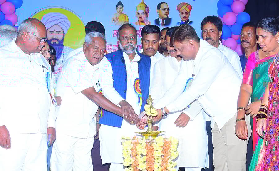 ಚಿತ್ರದುರ್ಗ ನಗರದ ತರಾಸು ರಂಗಮಂದಿರದಲ್ಲಿ ಕರ್ನಾಟಕ ಬಂಜಾರ ಜನಜಾಗೃತಿ ಅಭಿಯಾನ ಸಮಿತಿಯಿಂದ ಗುರುವಾರ ಹಮ್ಮಿಕೊಂಡಿದ್ದ ಸಂತ ಸೇವಲಾಲ್ ಮಹಾರಾಜರ 285ನೇ ಜಯಂತ್ಯುತ್ಸವವನ್ನು ಮಾಜಿ ಸಚಿವ ಎಚ್.ಆಂಜನೇಯ ಉದ್ಘಾಟಿಸಿದರು