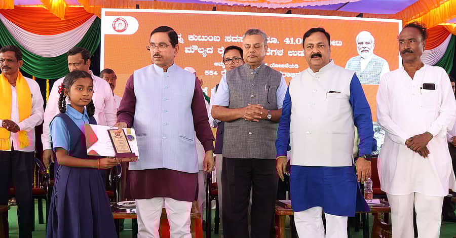 ನೈರುತ್ಯ ರೈಲ್ವೆ ವಿಭಾಗ ಸೋಮವಾರ ಅಣ್ಣಿಗೇರಿಯಲ್ಲಿ ಏರ್ಪಡಿಸಿದ್ದ ರೈಲ್ವೆ ಮೇಲ್ಸೇತುವೆ ನಿರ್ಮಾಣ ಕಾಮಗಾರಿಗೆ ಶಂಕುಸ್ಥಾಪನೆ ಸಮಾರಂಭದಲ್ಲಿ ಕೇಂದ್ರ ಸಚಿವ ಪ್ರಲ್ಹಾದ ಜೋಶಿ, ನೈರುತ್ಯ ರೈಲ್ವೆ ವಲಯದ ಪ್ರಧಾನ ವ್ಯವಸ್ಥಾಪಕ ಸಂಜೀವ ಕಿಶೋರ, ಶಾಸಕ ಮಹೇಶ ಟೆಂಗಿನಕಾಯಿ ವಿವಿಧ ಸ್ಪರ್ಧೆಗಳಲ್ಲಿ ವಿಜೇತರಾದ ಶಾಲಾ ವಿದ್ಯಾರ್ಥಿಗಳಿಗೆ ಬಹುಮಾನ ವಿತರಿಸಿದರು