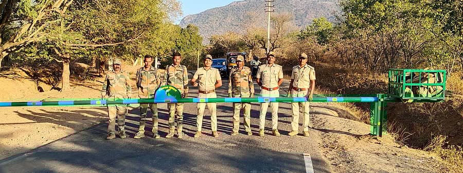 ಮಹದೇಶ್ವರ ಬೆಟ್ಟಕ್ಕೆ ಸಾಗುವ ಹೆದ್ದಾರಿಯಲ್ಲಿ ಸಿಗುವ ಧೂಪದಗುಂಡಿಯಲ್ಲಿ ಸ್ಥಾಪಿಸಿರುವ ಚೆಕ್‌ಪೋಸ್ಟ್‌ನಲ್ಲಿ ಸಿಬ್ಬಂದಿಯನ್ನು ನಿಯೋಜಿಸಲಾಗಿದೆ