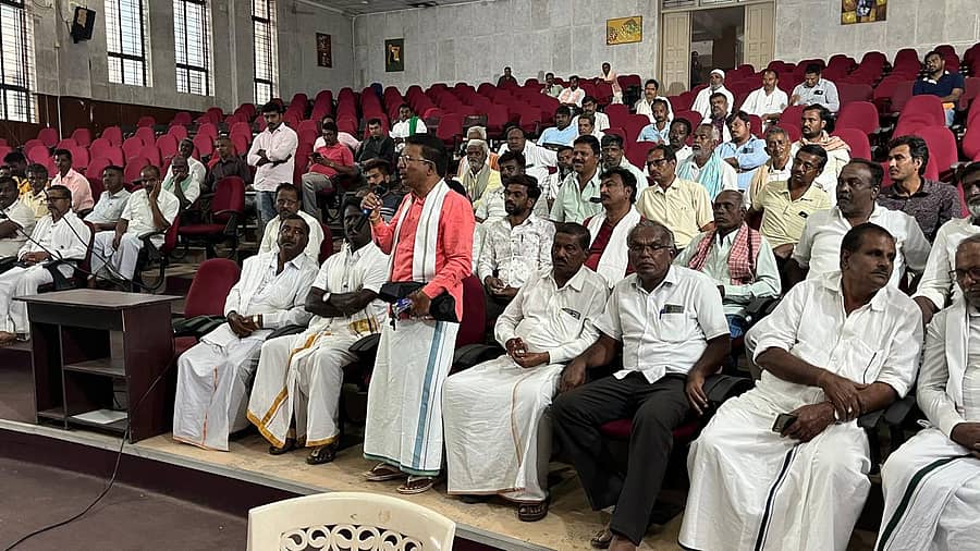 ದಾವಣಗೆರೆಯ ಜಿಲ್ಲಾಧಿಕಾರಿ ಕಚೇರಿಯಲ್ಲಿ ಶುಕ್ರವಾರ ನಡೆದ ಸಭೆಯಲ್ಲಿ ರೈತ ಮುಖಂಡ ತೇಜಸ್ವಿ ಪಟೇಲ್ ಮಾತನಾಡಿದರು.