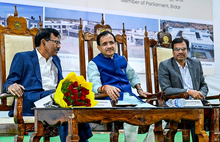 <div class="paragraphs"><p>ಕಡಗಂಚಿಯಲ್ಲಿರುವ ಕರ್ನಾಟಕ ಕೇಂದ್ರೀಯ ವಿಶ್ವವಿದ್ಯಾಲಯದಲ್ಲಿ ವಿವಿಧ ಕಟ್ಟಡಗಳ ಉದ್ಘಾಟನಾ ಸಮಾರಂಭದಲ್ಲಿ ಕುಲಪತಿ ಪ್ರೊ.ಬಟ್ಟು ಸತ್ಯನಾರಾಯಣ, ಕೇಂದ್ರ ಸಚಿವ ಭಗವಂತ ಖೂಬಾ, ಕುಲಸಚಿವ ಆರ್.ಆರ್. ಬಿರಾದಾರ ಪಾಲ್ಗೊಂಡಿದ್ದರು</p></div>