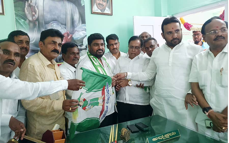 ಕಲಬುರಗಿ ನಗರದ ಜೆಡಿಎಸ್ ಕಚೇರಿಯಲ್ಲಿ ಜಿಲ್ಲಾ ಘಟಕದ ಅಧ್ಯಕ್ಷರಾಗಿ ಬಾಲರಾಜ ಎ.ಗುತ್ತೇದಾರ ಅವರು ಭಾನುವಾರ ಅಧಿಕಾರ ಸ್ವೀಕರಿಸಿದರು