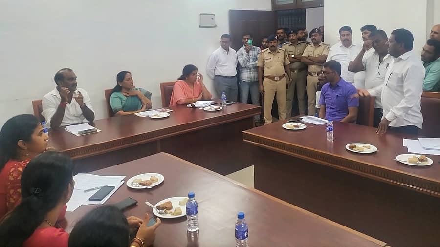 ಉಡುಪಿ ನಗರದ ಪ್ರವಾಸಿ ಮಂದಿರದಲ್ಲಿ ಗುರುವಾರ ರಾಷ್ಟ್ರೀಯ ಹೆದ್ದಾರಿ ಇಲಾಖೆ ಅಧಿಕಾರಿಗಳ ಸಭೆಯಲ್ಲಿ ಭಾಗವಹಿಸಿದ್ದ ಮೀನುಗಾರ ಮುಖಂಡರು ಕೇಂದ್ರ ಸಚಿವೆ ಶೋಭಾ ಕರಂದ್ಲಾಜೆ ಅವರನ್ನು ತೀವ್ರ ತರಾಟೆಗೆ ತೆಗೆದುಕೊಂಡರು.