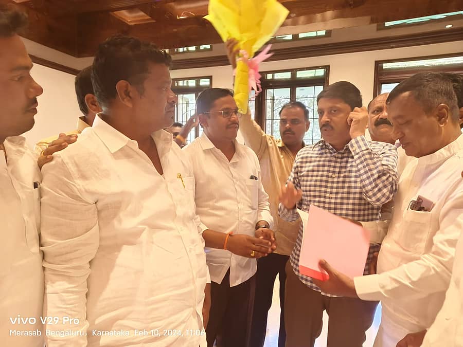 ಬೆಂಗಳೂರಿನಲ್ಲಿ ಶನಿವಾರ ನಗರಾಭಿವೃದ್ಧಿ ಸಚಿವ ಬೈರತಿ ಸುರೇಶ್‌ ಅವರನ್ನು ವಿಜಯಪುರ ಮಹಾನಗರ ಪಾಲಿಕೆ ಸದಸ್ಯರ ನಿಯೋಗ ಭೇಟಿ ಮಾಡಿ ವಿಶೇಷ ಅನುದಾನಕ್ಕೆ ಮನವಿ ಮಾಡಿತು. ಉಪ ಮೇಯರ್‌ ದಿನೇಶ್‌ ಹಳ್ಳಿ, ಮುಖಂಡ ಅಬ್ದುಲ್‌ ರಜಾಕ್‌ ಹೊರ್ತಿ ಇದ್ದಾರೆ