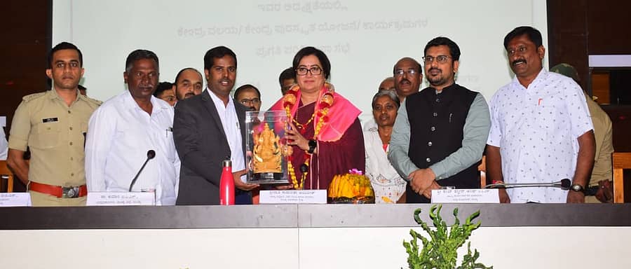 ಜಿಲ್ಲಾ ಪಂಚಾಯಿತಿ ಕಾವೇರಿ ಸಭಾಂಗಣದಲ್ಲಿ ಶುಕ್ರವಾರ ನಡೆದ ದಿಶಾ ಸಮಿತಿ ಸಭೆಯಲ್ಲಿ ಸಂಸದೆ ಸುಮಲತಾ ಅವರನ್ನು ಜಿಲ್ಲಾಡಳಿತದ ವತಿಯಿಂದ ಅಭಿನಂದಿಸಲಾಯಿತು. ಎನ್.ಯತೀಶ್, ಕುಮಾರ, ಶೇಖ ತನ್ವೀರ್ ಆಸೀಫ್, ಬೇಲೂರು ಸೋಮಶೇಖರ್ ಇದ್ದರು