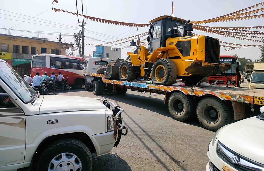 ಅಫಜಲಪುರ ಪಟ್ಟಣದ ಬಸವೇಶ್ವರ ವೃತ್ತ ದಲ್ಲಿ ರಸ್ತೆ ಅಗಲೀಕರಣ ಸ್ಥಗಿತವಾಗಿದ್ದರಿಂದ ವಾಹನಗಳು ಸಿಕ್ಕಾಕಿಕೊಂಡಿರುವುದು.