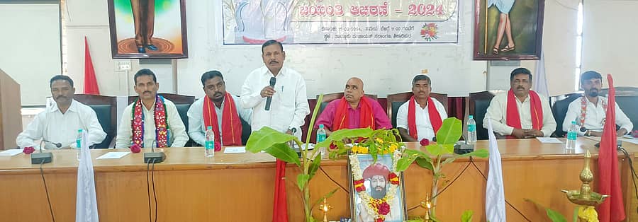 ಶಿಕಾರಿಪುರದಲ್ಲಿ ಗುರುವಾರ ನಡೆದ ಸಂತ ಸೇವಾಲಾಲ್ ಮಹಾರಾಜ್ ಜಯಂತ್ಯುತ್ಸವ ಕಾರ್ಯಕ್ರಮದಲ್ಲಿ ಜಿಲ್ಲಾ ಪಂಚಾಯಿತಿ ಮಾಜಿ ಸದಸ್ಯ ಬಂಗಾರಿ ನಾಯ್ಕ ಮಾತನಾಡಿದರು