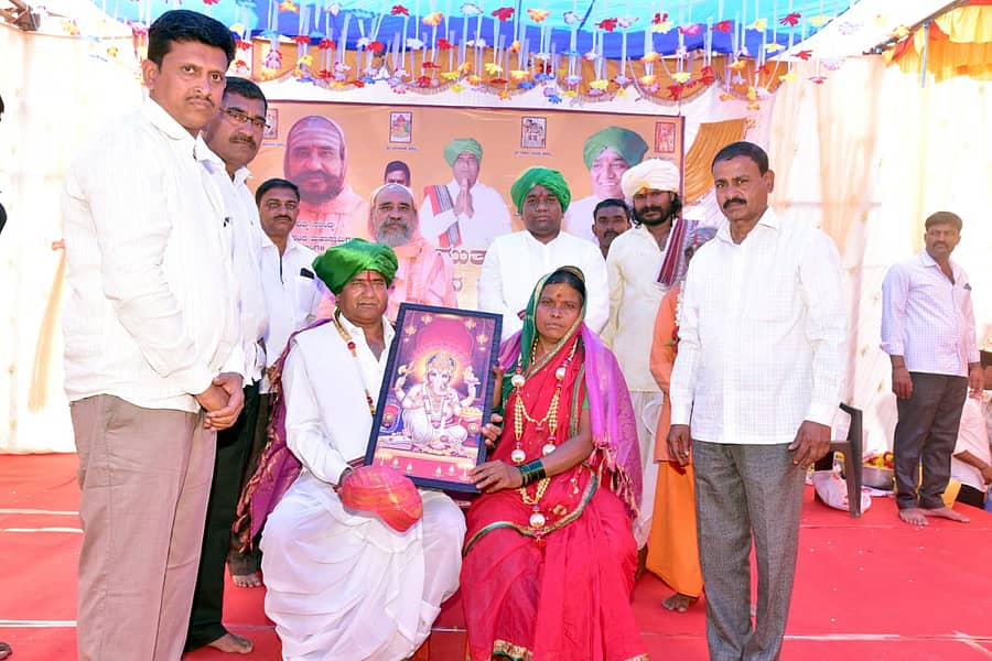 ಅಥಣಿ ತಾಲ್ಲೂಕಿನ ನಂದೇಶ್ವರದಲ್ಲಿ ಸೋಮವಾರ ನಡೆದ ಗಡಾಮ ಮುತ್ಯಾ ಜಾತ್ರೆ ಕಾರ್ಯಕ್ರಮದಲ್ಲಿ ದಾಸೋಹ ಸೇವೆ ಸಲ್ಲಿಸಿದ ಬಸಪ್ಪ ಚಂಡಕಿ ದಂಪತಿಯನ್ನು ವಿವಿಧ ಮಠಾಧೀಶರು ಸನ್ಮಾನಿಸಿದರು