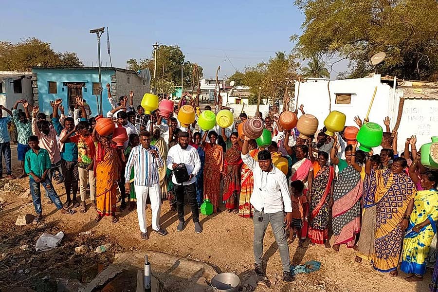 ಗುರುಮಠಕಲ್ ತಾಲ್ಲೂಕಿನ ಸಣ್ಣ ಸಂಭರ ಗ್ರಾಮದಲ್ಲಿ ಸೋಮವಾರ ಖಾಲಿ ಕೊಡ ಮತ್ತು ಕೋಲು ಹಿಡಿದು ನೀರಿಗಾಗಿ ಪ್ರತಿಭಟನೆ ಮಾಡಲಾಯಿತು