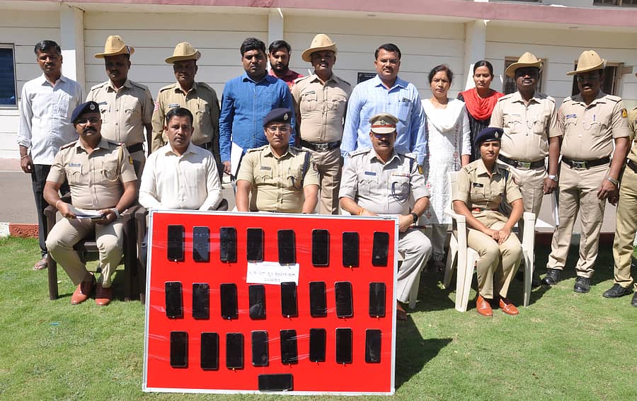 ವಿಜಯಪುರ ನಗರ ಹಾಗೂ ಜಿಲ್ಲೆಯಾದ್ಯಂತ ವಿವಿಧ ಠಾಣೆಗಳ ವ್ಯಾಪ್ತಿಯಲ್ಲಿ ವಶಪಡಿಸಿಕೊಳ್ಳಲಾಗಿರುವ ಮೊಬೈಲ್ಗಳೊಂದಿಗೆ ಜಿಲ್ಲಾ ಪೊಲೀಸ್ ವರಿಷ್ಠಾಧಿಕಾರಿ ಋಷಿಕೇಶ ಸೋನಾವಣೆ ಮತ್ತು ಪೊಲೀಸ್ ಅಧಿಕಾರಿಗಳು–ಪ್ರಜಾವಾಣಿ ಚಿತ್ರ