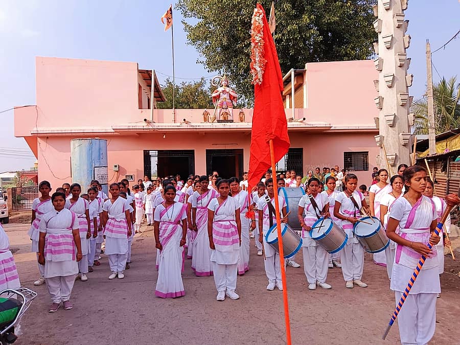 ಅಥಣಿ ತಾಲ್ಲೂಕಿನ ಸತ್ತಿ ಗ್ರಾಮದಲ್ಲಿ ಈಚೆಗೆ ಜರುಗಿದ ರಾಷ್ಟ್ರ ಸೇವಿಕಾ ಸಮಿತಿ ವಾರ್ಷಿಕೋತ್ಸವದಲ್ಲಿ ಆಕರ್ಷಕ ಪಥಸಂಚಲನ ನಡೆಯಿತು