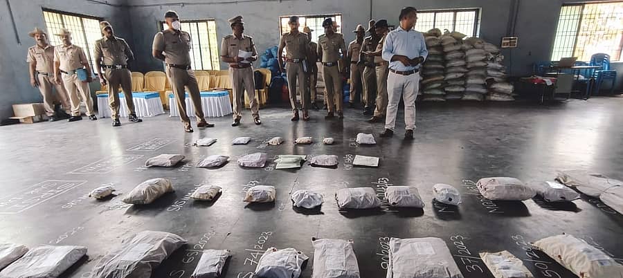 ಅಂಕೋಲಾ ತಾಲ್ಲೂಕಿನ ಬೊಗ್ರಿಬೈಲಿನ ಘನ ತ್ಯಾಜ್ಯ ವಿಲೇವಾರಿ ಘಟಕದಲ್ಲಿ ಶುಕ್ರವಾರ ನಾಶ ಪಡಿಸಲು ಇಟ್ಟಿದ್ದ, ಜಿಲ್ಲೆಯ ವಿವಿಧ ಪೊಲೀಸ್ ಠಾಣೆಗಳ ವ್ಯಾಪ್ತಿಯಲ್ಲಿ ವಶಕ್ಕೆ ಪಡೆದಿದ್ದ ಮಾದಕ ವಸ್ತುಗಳನ್ನು ಜಿಲ್ಲಾ ಪೊಲೀಸ್ ವರಿಷ್ಠಾಧಿಕಾರಿ ಎನ್.ವಿಷ್ಣುವರ್ಧನ ಪರಿಶೀಲಿಸಿದರು