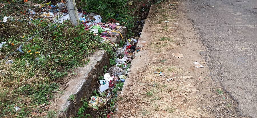 ಸೋಮವಾರಪೇಟೆ ಮಹಿಳಾ ಸಮಾಜದ ರಸ್ತೆಯ ಬದಿಯಲ್ಲಿ ತ್ಯಾಜ್ಯವನ್ನು ಎಸೆಯುತ್ತಿದ್ದು, ಅದು ಚರಂಡಿಗೆ ಬೀಳುತ್ತಿದೆ