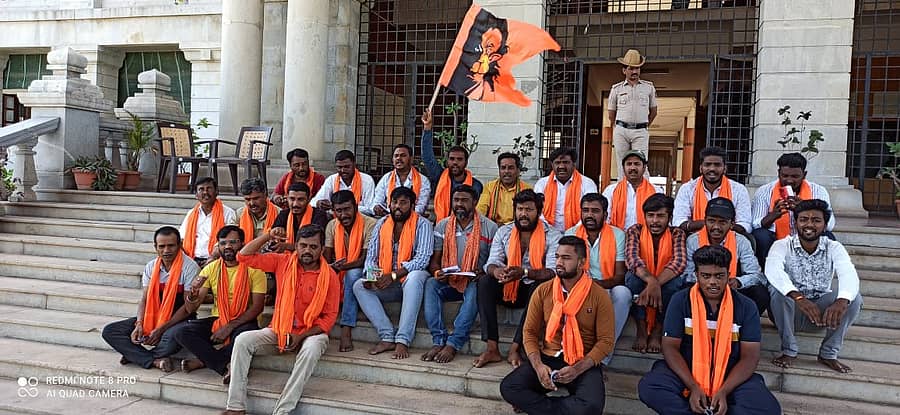 ಮಂಡ್ಯ ಬಂದ್ ಬೆಂಬಲಿಸಿ ರಾಮನಗರ ಜಿಲ್ಲಾಧಿಕಾರಿ ಕಚೇರಿ ಎದುರು ಶುಕ್ರವಾರ ವಿಶ್ವ ಹಿಂದೂ ಪರಿಷತ್ ಮತ್ತು ಬಜರಂಗದಳದ ಕಾರ್ಯಕರ್ತರು ಹನುಮಾನ್ ಚಾಲೀಸ ಪಠಿಸಿದರು