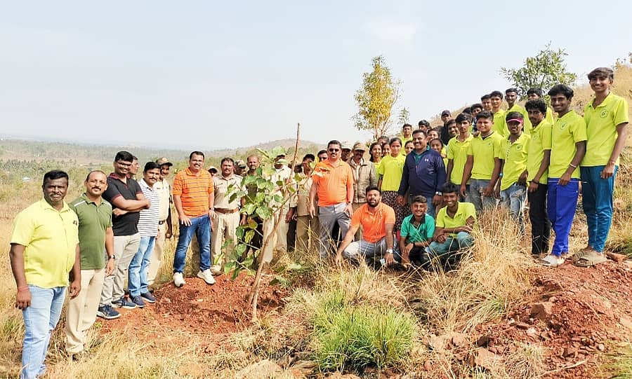 <div class="paragraphs"><p>ನಾಗಮಂಗಲ ತಾಲ್ಲೂಕಿನ ಹೊನ್ನಬೆಟ್ಟದಲ್ಲಿ ಬೇಸಿಗೆ ಹಿನ್ನೆಲೆಯಲ್ಲಿ ಗಿಡಗಳಿಗೆ ನೀರುಣಿಸುವ ಕಾರ್ಯಕ್ರಮದಲ್ಲಿ ಗಿಡಗಳಿಗೆ ನೀರನ್ನು ಹಾಕಲಾಯಿತು.ಹೆಚ್ಚುವರಿ ಹಿರಿಯ ಸಿವಿಲ್ ನ್ಯಾಯಾಧೀಶ ಯೋಗೇಶ್, ಸಿವಿಲ್ ನ್ಯಾಯಾಧೀಶ ಕೆ.ಪಿ.ಸಿದ್ಧಪ್ಪಾಜಿ, ವಲಯ ಅರಣ್ಯಾಧಿಕಾರಿ ಮಂಜುನಾಥ್ ಭಾಗವಹಿಸಿದ್ದರು.</p></div>