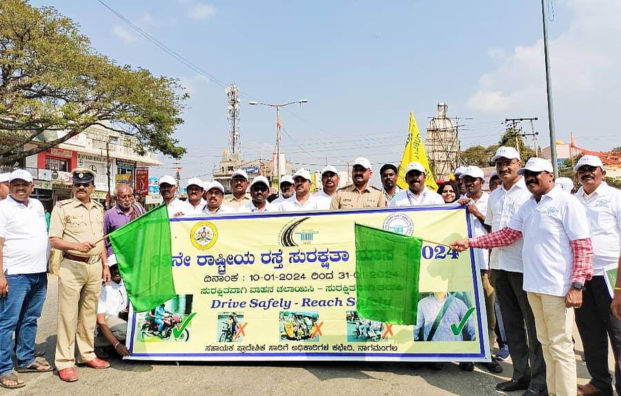 ನಾಗಮಂಗಲ ಪಟ್ಟಣದಲ್ಲಿ ಸಹಾಯಕ ಪ್ರಾದೇಶಿಕ ಸಾರಿಗೆ ಕಚೇರಿ ವತಿಯಿಂದ ಆಯೋಜಿಸಿದ್ದ 35ನೇ ರಾಷ್ಟ್ರೀಯ ರಸ್ತೆ ಸುರಕ್ಷತಾ ಮಾಸಾಚರಣೆಯ ಜಾಗೃತಿ ಜಾಥಾಕ್ಕೆ ತಾಲ್ಲೂಕು ಮಟ್ಟದ ಅಧಿಕಾರಿಗಳು ಚಾಲನೆ ನೀಡಿದರು.